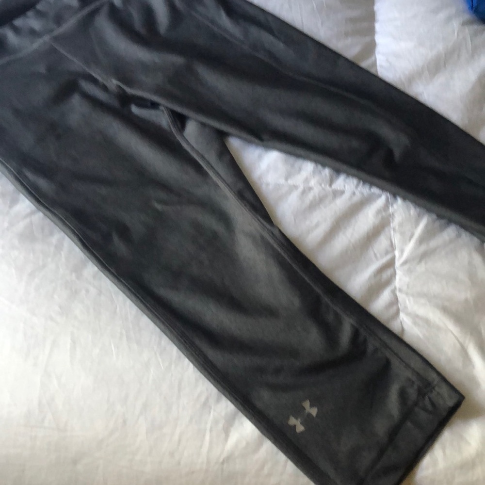 Womans Capri dark grey athletic under armour pants